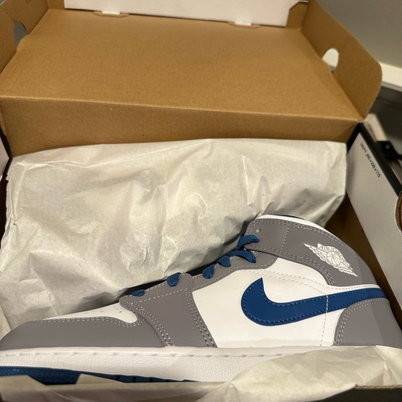 Nike AIR JORDAN 1 MID GS CEMENT GREY/WHITE-TRUE BLUE - Picture 8 of 10